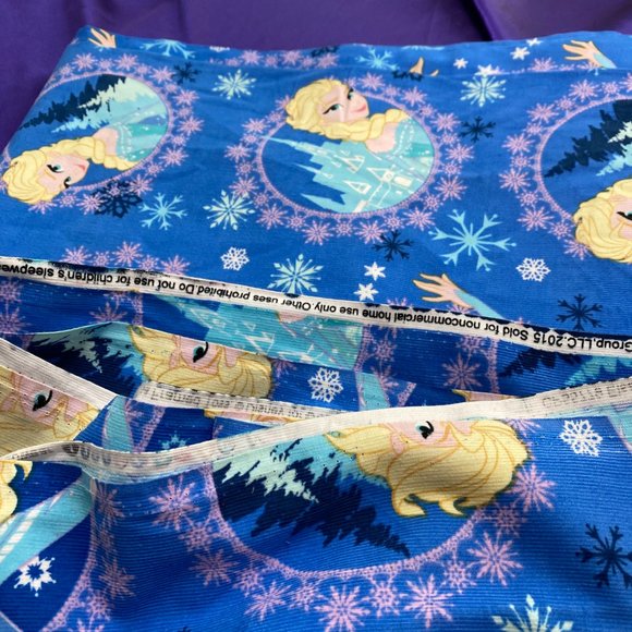 New📌Disney Frozen Elsa Framed Toss  Fabric 3 yard - Picture 6 of 9